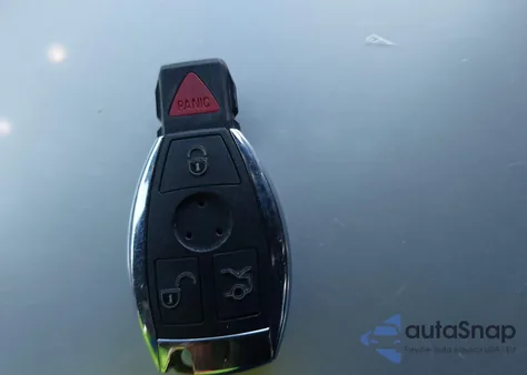 2013 Mercedes-Benz C 250 z USA, uszkodzony, nr VIN WDDGJ4HB7DF976214